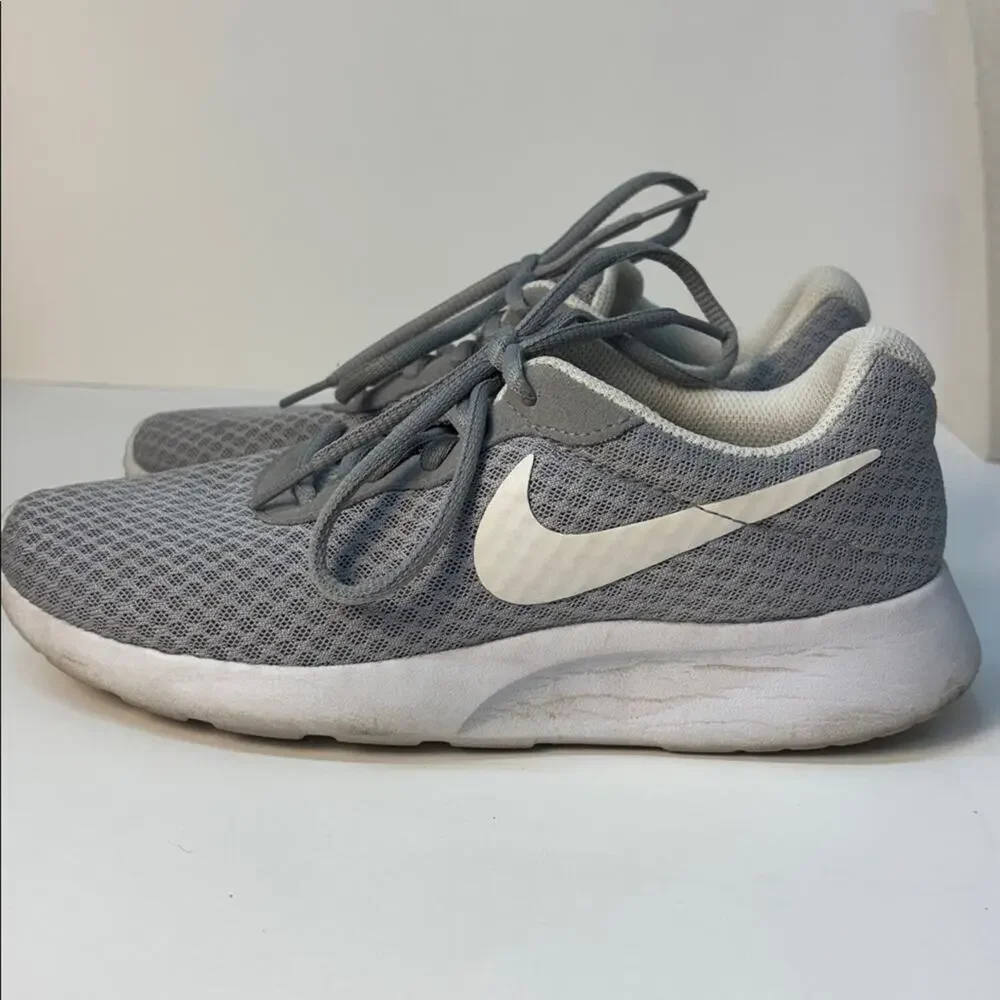 Nike Gray Mesh Running Shoes Sneakers Womens US 6.5 Lightweight Walking Trainer